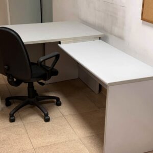 Mesa de oficina con ala derecha melamina gris