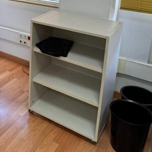 Lote 2 muebles medio 3 estantes con ruedas